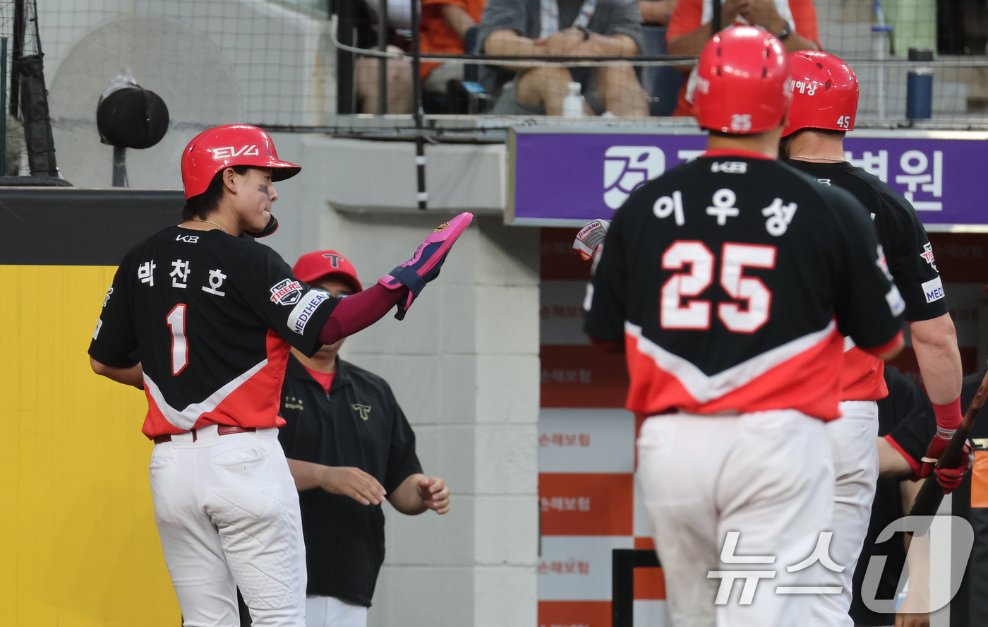 (대전=뉴스1) 김기태 기자 = 10일 오후 대전 한화생명 볼파크에서 열린 프로야구 '2025 신한 SOL뱅크 KBO 리그' 기아 타이거즈와 한화 이글스 경기에서 4회초 1, 3 …