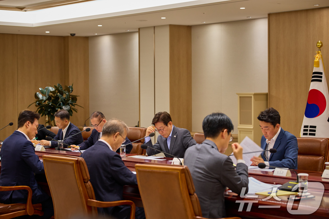(서울=뉴스1) 허경 기자 = 이재명 대통령이 10일 서울 용산 대통령실에서 열린 국가안전보장회의(NSC) 전체회의를 주재하고 있다. (대통령실 제공. 재판매 및 DB 금지) 20 …