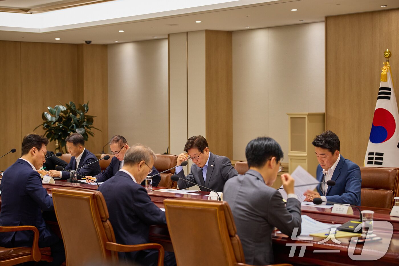 본문 이미지 - 이재명 대통령이 10일 서울 용산 대통령실에서 열린 국가안전보장회의&#40;NSC&#41; 전체회의를 주재하고 있다. &#40;대통령실 제공. 재판매 및 DB 금지&#41; 2025.7.10/뉴스1 ⓒ News1 허경 기자