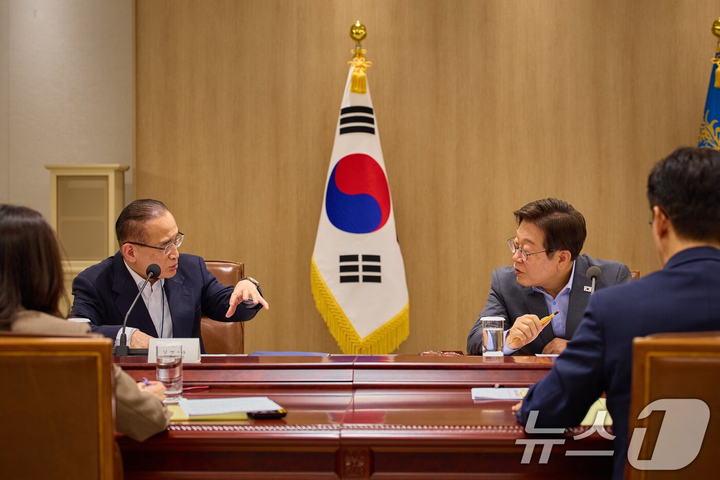 본문 이미지 - 이재명 대통령이 10일 서울 용산 대통령실에서 열린 국가안전보장회의&#40;NSC&#41; 전체회의에서 위성락 국가안보실장과 대화하고 있다. &#40;대통령실 제공. 재판매 및 DB 금지&#41; 2025.7.10/뉴스1 ⓒ News1 허경 기자