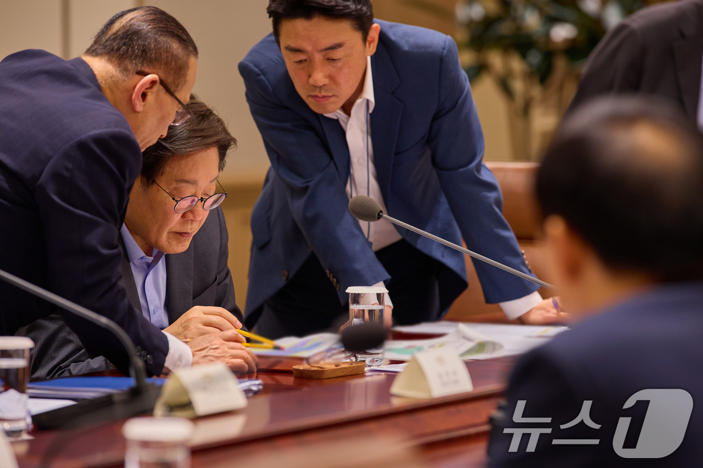 (서울=뉴스1) 허경 기자 = 이재명 대통령이 10일 서울 용산 대통령실에서 열린 국가안전보장회의(NSC) 전체회의에서 강훈식 대통령비서실장, 위성락 국가안보실장과 대화하고 있다. …