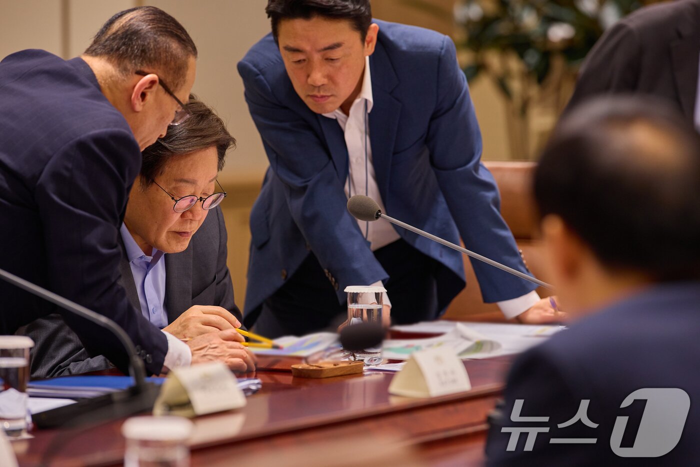 본문 이미지 - 이재명 대통령이 10일 서울 용산 대통령실에서 열린 국가안전보장회의&#40;NSC&#41; 전체회의에서 강훈식 대통령비서실장, 위성락 국가안보실장과 대화하고 있다. &#40;대통령실 제공. 재판매 및 DB 금지&#41; 2025.7.10/뉴스1 ⓒ News1 허경 기자