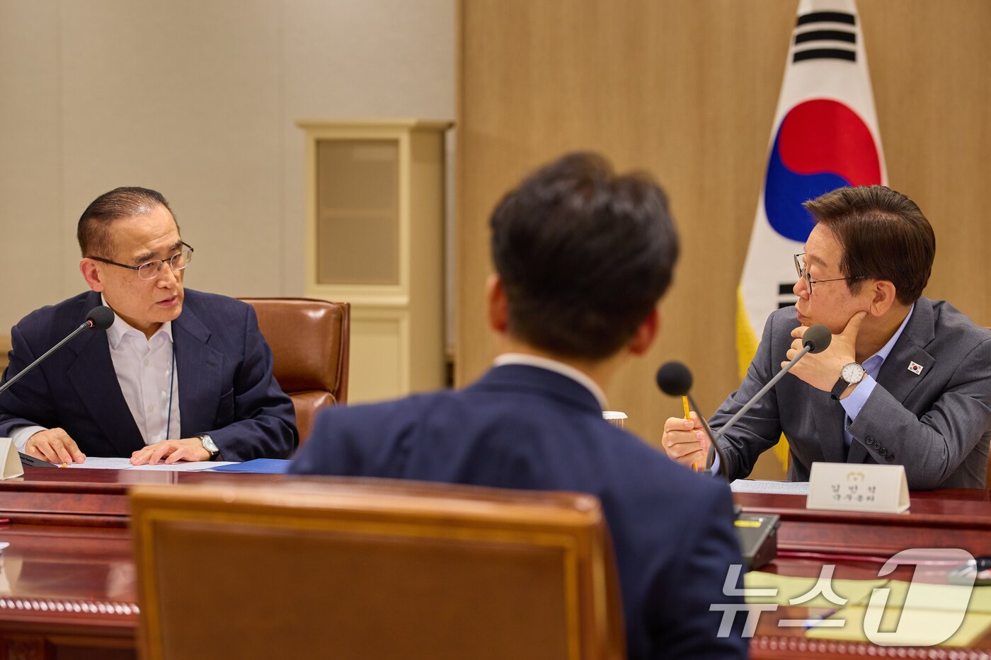 본문 이미지 - 이재명 대통령이 10일 서울 용산 대통령실에서 열린 국가안전보장회의&#40;NSC&#41; 전체회의에서 위성락 국가안보실장과 대화하고 있다. &#40;대통령실 제공. 재판매 및 DB 금지&#41; 2025.7.10/뉴스1 ⓒ News1 허경 기자