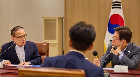 위성락 국가안보실장과 대화하는 이재명 대통령