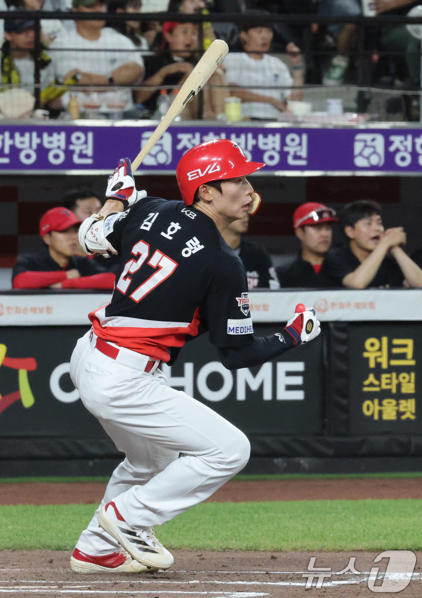 (대전=뉴스1) 김기태 기자 = 10일 오후 대전 한화생명 볼파크에서 열린 프로야구 '2025 신한 SOL뱅크 KBO 리그' 기아 타이거즈와 한화 이글스 경기에서 7회초 2사 3루 …