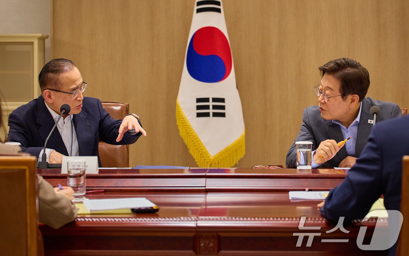 본문 이미지 - 이재명 대통령이 10일 서울 용산 대통령실에서 열린 국가안전보장회의&#40;NSC&#41; 전체회의에서 위성락 국가안보실장과 대화하고 있다. &#40;대통령실 제공. 재판매 및 DB 금지&#41; 2025.7.10/뉴스1 ⓒ News1 허경 기자