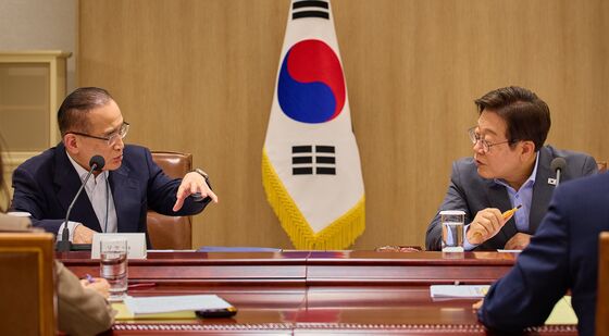 이재명 대통령, 위성락 국가안보실장과 NSC 대화