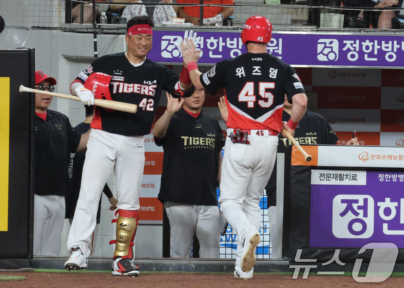 (대전=뉴스1) 김기태 기자 = 10일 오후 대전 한화생명 볼파크에서 열린 프로야구 '2025 신한 SOL뱅크 KBO 리그' 기아 타이거즈와 한화 이글스 경기에서 7회초 2사 3루 …