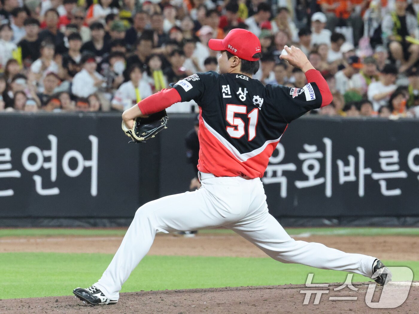본문 이미지 - 10일 오후 대전 한화생명 볼파크에서 열린 프로야구 '2025 신한 SOL뱅크 KBO 리그' 기아 타이거즈와 한화 이글스 경기에서 기아 투수 전상현이 역투하고 있다. 2025.7.10 ⓒ 뉴스1 김기태 기자