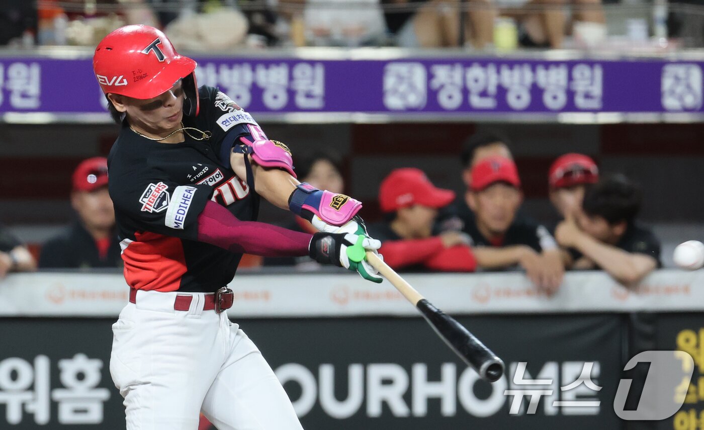 본문 이미지 - 10일 오후 대전 한화생명 볼파크에서 열린 프로야구 &#39;2025 신한 SOL뱅크 KBO 리그&#39; 기아 타이거즈와 한화 이글스 경기에서 8회초 2사 상황 기아 박찬호가 좌전안타를 치고 있다. 2025.7.10/뉴스1 ⓒ News1 김기태 기자