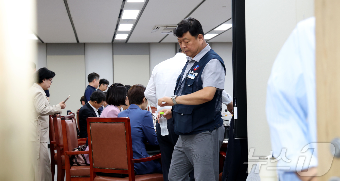 (세종=뉴스1) 김기남 기자 = 10일 세종시 정부세종청사 고용노동부에서 열린 최저임금위원회 제12차 전원회의에서 민주노총 소속 근로자위원들이 최저임금 인상률에 반대하며 회의장을 …