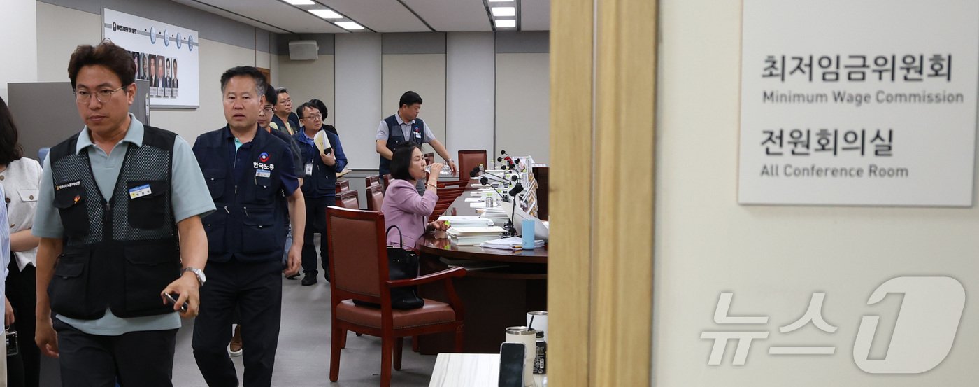 (세종=뉴스1) 김기남 기자 = 10일 세종시 정부세종청사 고용노동부에서 열린 최저임금위원회 제12차 전원회의에서 민주노총 소속 근로자위원들이 최저임금 인상률에 반대하며 회의장을 …