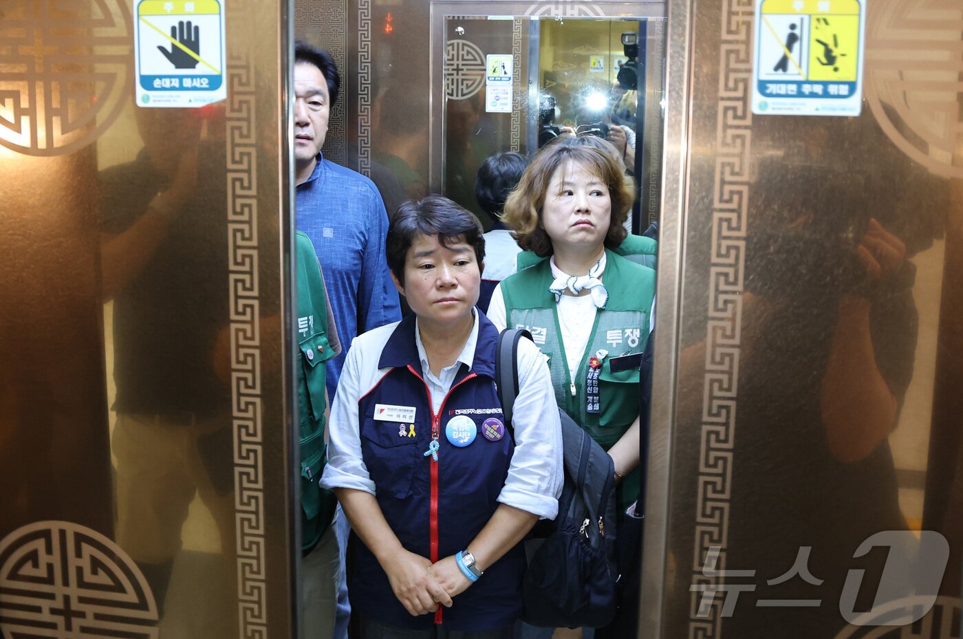 본문 이미지 - 10일 세종시 정부세종청사 고용노동부에서 열린 최저임금위원회 제12차 전원회의에서 민주노총 소속 근로자위원들이 최저임금 인상률에 반대하며 회의장을 떠나고 있다. 2025.7.10/뉴스1 ⓒ News1 김기남 기자