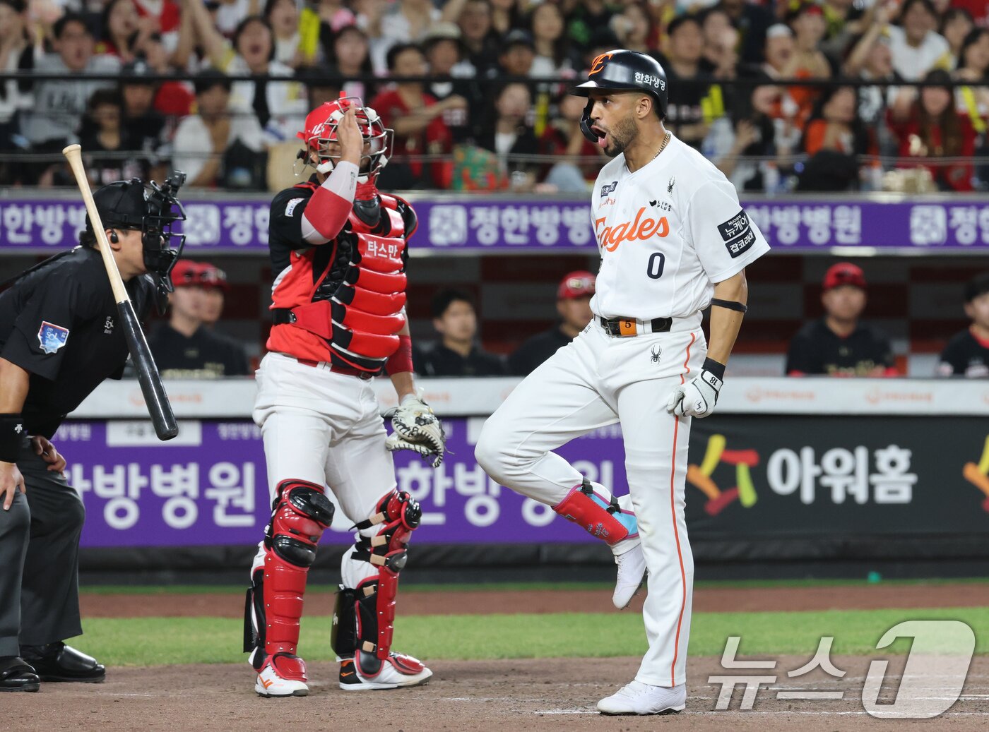 본문 이미지 - 10일 오후 대전 한화생명 볼파크에서 열린 프로야구 &#39;2025 신한 SOL뱅크 KBO 리그&#39; 기아 타이거즈와 한화 이글스 경기에서 9회말 2사 만루 상황 한화 리베라토가 볼넷으로 동점이 되자 환호하고 있다. 2025.7.10/뉴스1 ⓒ News1 김기태 기자