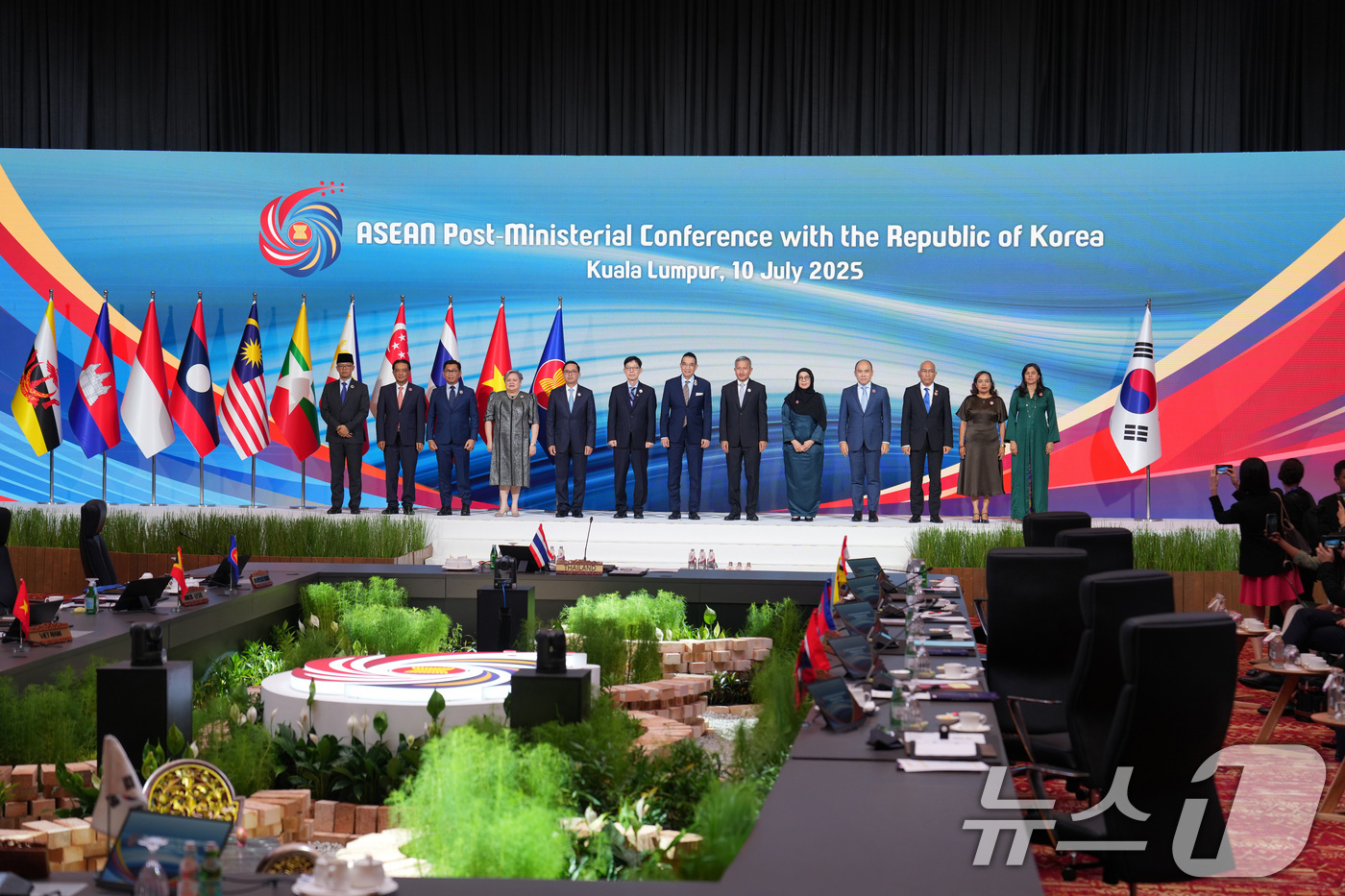 (서울=뉴스1) = 박윤주 외교부 1차관이 10일 오후 말레이시아 쿠알라룸푸르 컨벤션센터에서 열린 제26차 아세안+3(한·일·중) 외교장관회의에서 참석자들과 기념촬영을 하고 있다. …