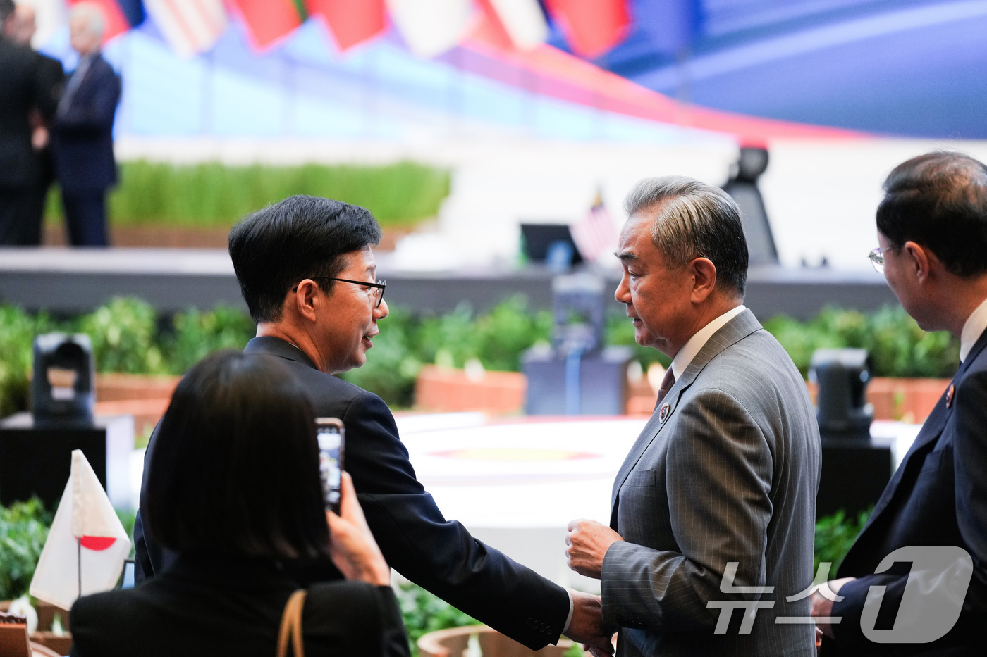 (서울=뉴스1) = 박윤주 외교부 1차관이 10일 오후 말레이시아 쿠알라룸푸르 컨벤션센터에서 열린 제26차 아세안+3(한·일·중) 외교장관회의에서 왕이 중국 외교부장과 인사를 나누 …