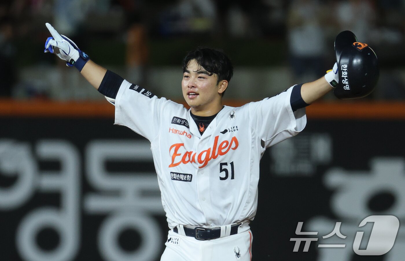 본문 이미지 - 10일 오후 대전 한화생명 볼파크에서 열린 프로야구 &#39;2025 신한 SOL뱅크 KBO 리그&#39; 기아 타이거즈와 한화 이글스 경기에서 9회말 2사 만루 상황 한화 문현빈이 끝내기 안타를 치고 환호하고 있다. 2025.7.10/뉴스1 ⓒ News1 김기태 기자