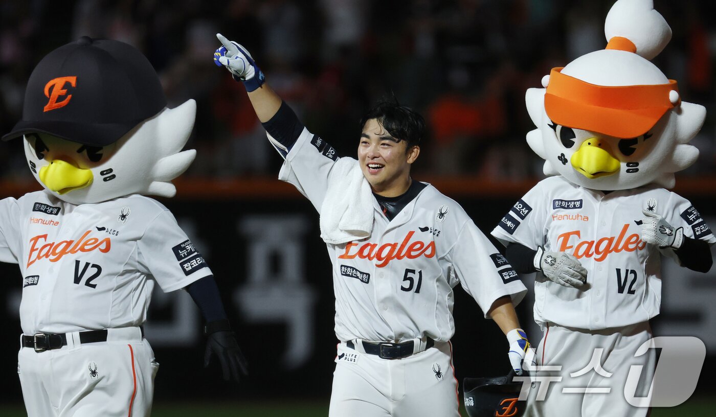 본문 이미지 - 10일 오후 대전 한화생명 볼파크에서 열린 프로야구 &#39;2025 신한 SOL뱅크 KBO 리그&#39; 기아 타이거즈와 한화 이글스 경기에서 9회말 2사 만루 상황 한화 문현빈이 끝내기 안타를 치고 환호하고 있다. 2025.7.10/뉴스1 ⓒ News1 김기태 기자