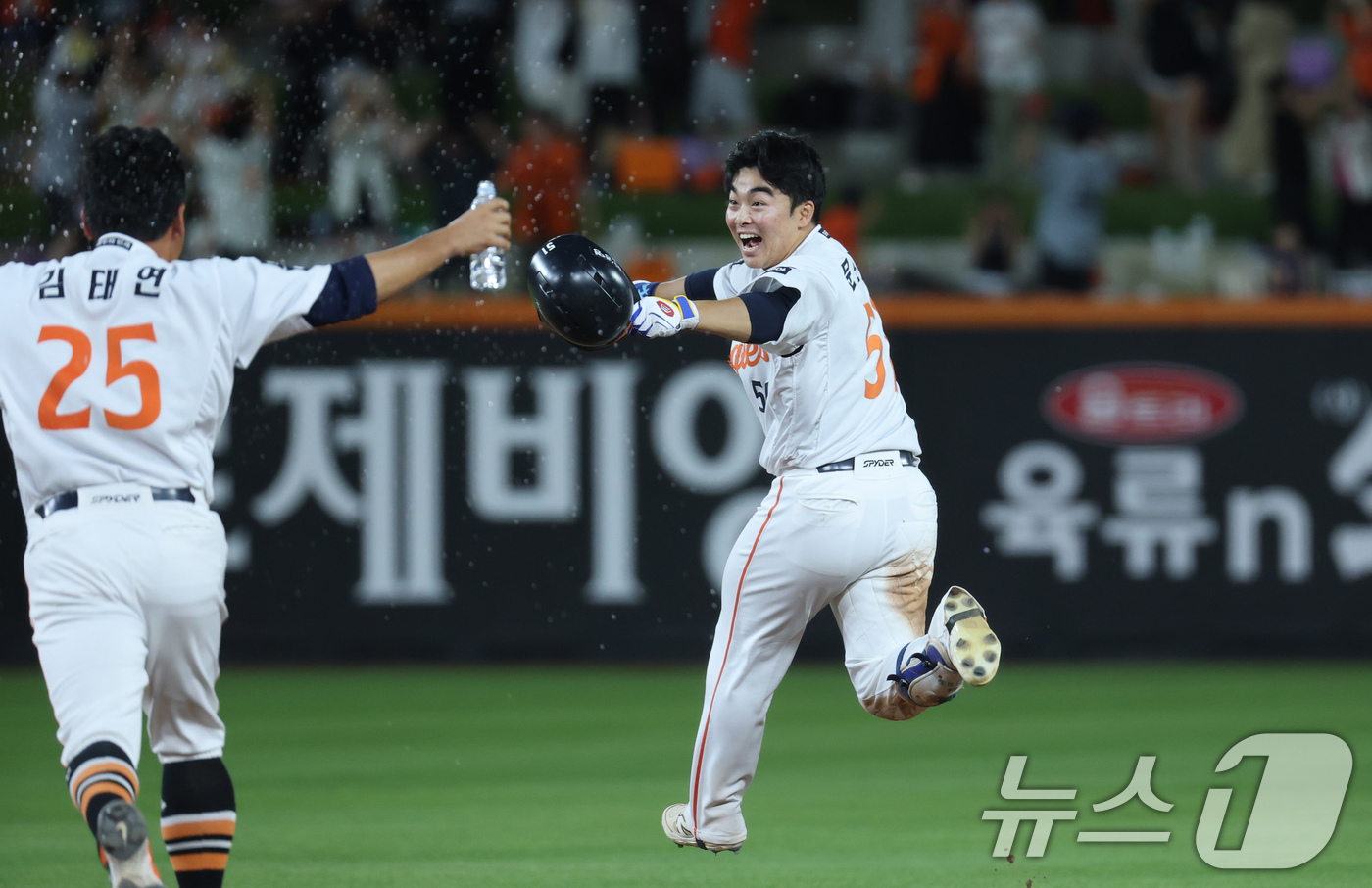 (대전=뉴스1) 김기태 기자 = 10일 오후 대전 한화생명 볼파크에서 열린 프로야구 '2025 신한 SOL뱅크 KBO 리그' 기아 타이거즈와 한화 이글스 경기에서 9회말 2사 만루 …