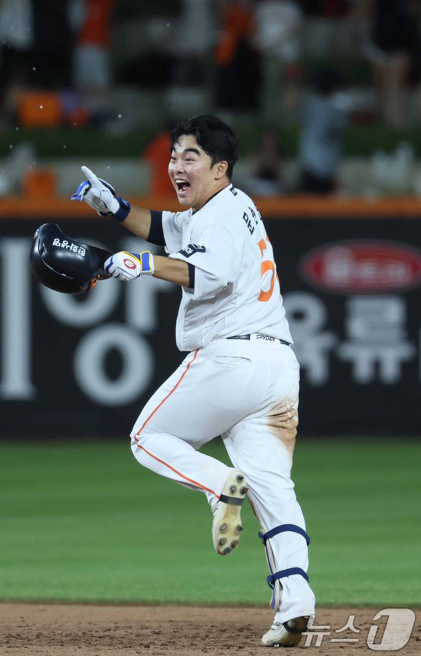 (대전=뉴스1) 김기태 기자 = 10일 오후 대전 한화생명 볼파크에서 열린 프로야구 '2025 신한 SOL뱅크 KBO 리그' 기아 타이거즈와 한화 이글스 경기에서 9회말 2사 만루 …