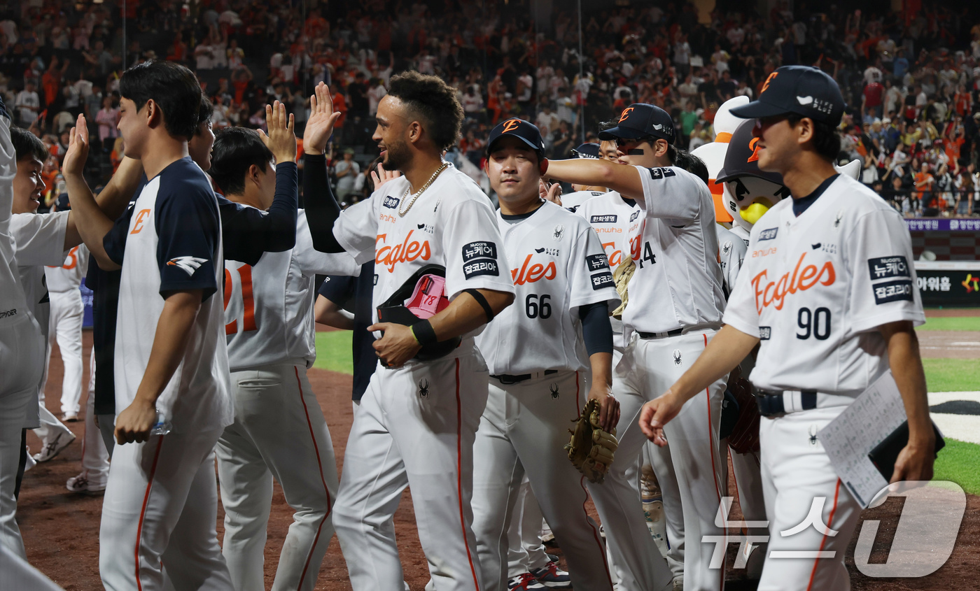 (대전=뉴스1) 김기태 기자 = 10일 오후 대전 한화생명 볼파크에서 열린 프로야구 '2025 신한 SOL뱅크 KBO 리그' 기아 타이거즈와 한화 이글스 경기에서 승리한 한화 선수 …
