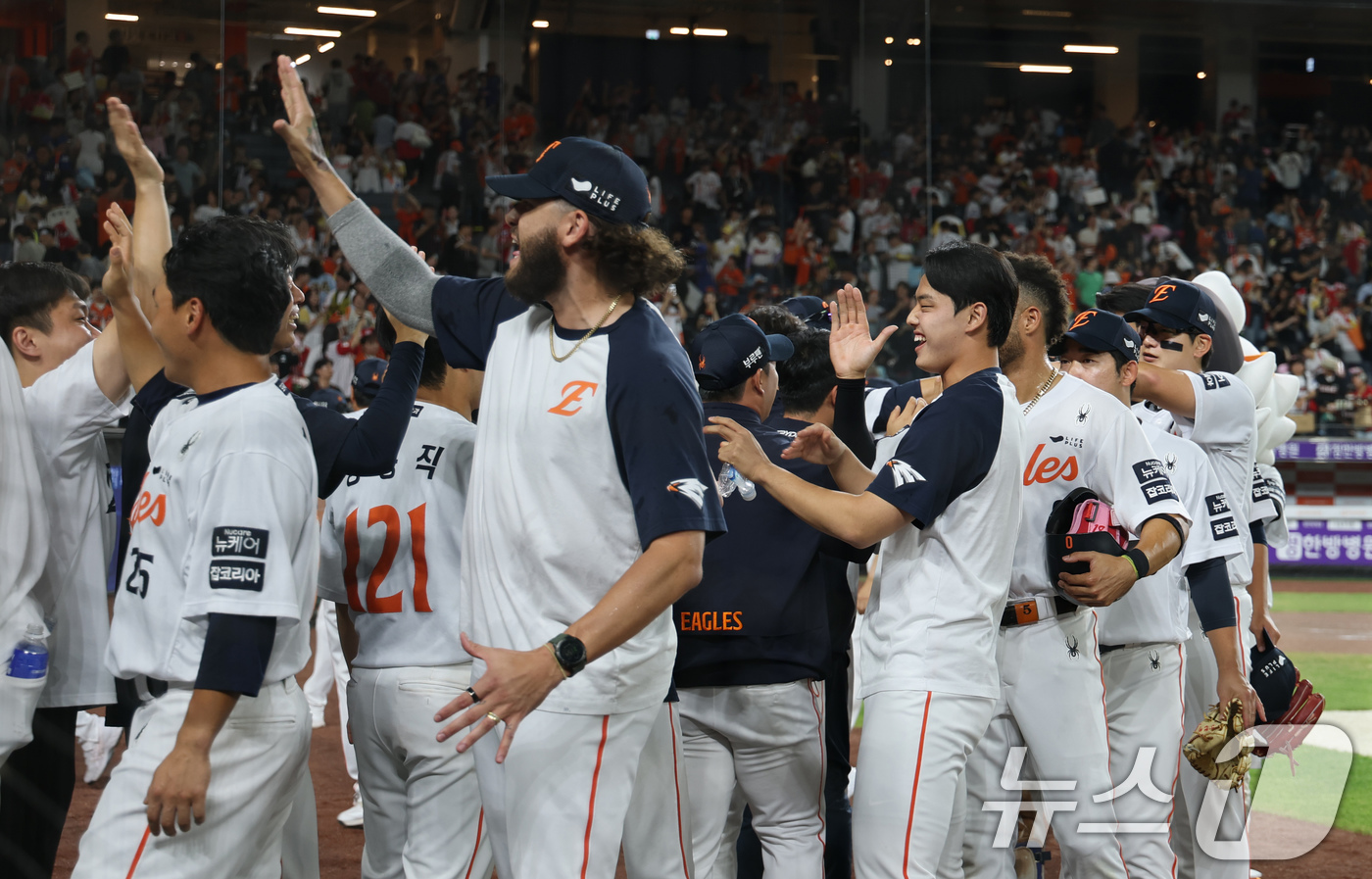 (대전=뉴스1) 김기태 기자 = 10일 오후 대전 한화생명 볼파크에서 열린 프로야구 '2025 신한 SOL뱅크 KBO 리그' 기아 타이거즈와 한화 이글스 경기에서 승리한 한화 선수 …
