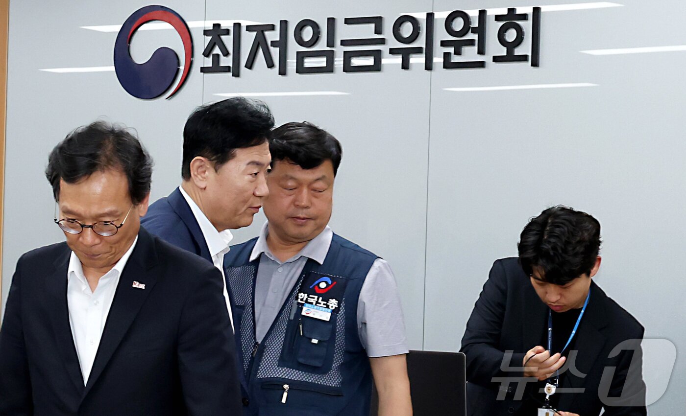본문 이미지 - 10일 저녁 세종시 정부세종청사 고용노동부에서 열린 최저임금위원회 제12차 전원회의에서 사용자위원과 한국노총 근로자위원들만이 참여하여 2026년 최저임금을 10,320원으로 합의하며 류기정 사용자위원과 류기섭 근로자위원이 회의장을 떠나고 있다. 2025.7.10/뉴스1 ⓒ News1 김기남 기자
