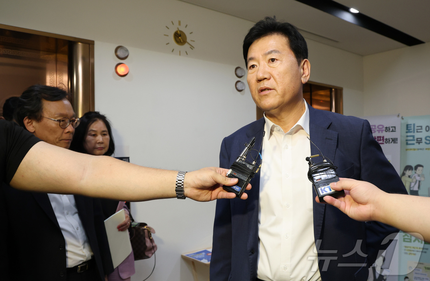 (세종=뉴스1) 김기남 기자 = 10일 저녁 세종시 정부세종청사 고용노동부에서 열린 최저임금위원회 제12차 전원회의에서 사용자위원과 한국노총 근로자위원들만이 참여하여 2026년 최 …