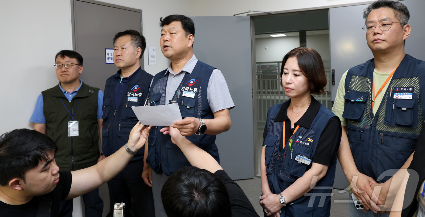 (세종=뉴스1) 김기남 기자 = 10일 저녁 세종시 정부세종청사 고용노동부에서 열린 최저임금위원회 제12차 전원회의에서 사용자위원과 한국노총 근로자위원들만이 참여하여 2026년 최 …