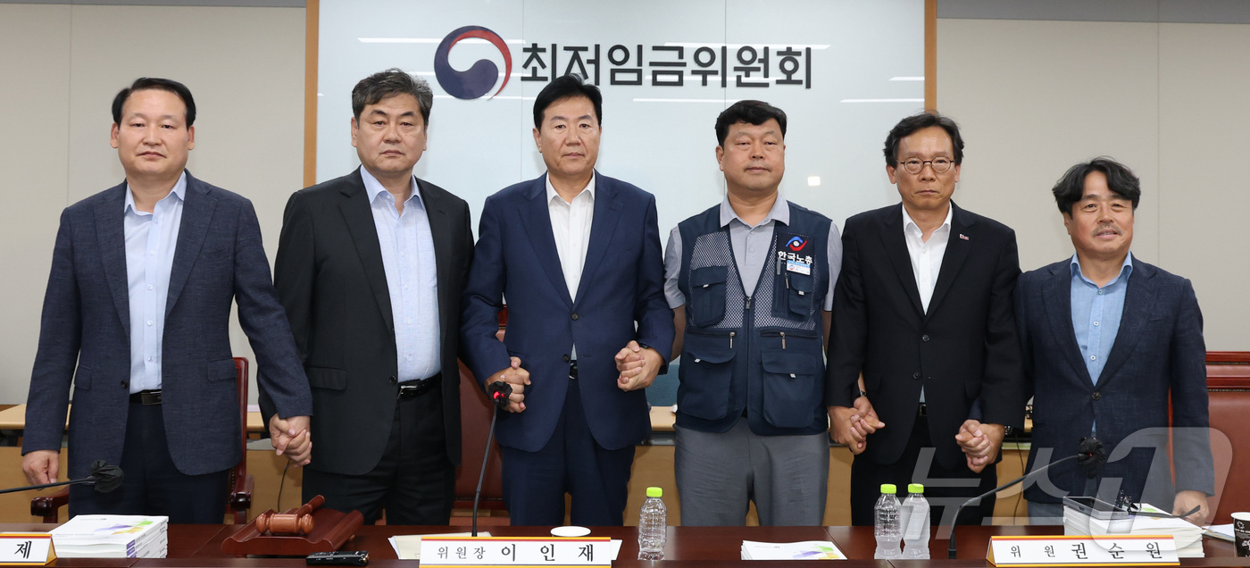 (세종=뉴스1) 김기남 기자 = 10일 저녁 세종시 정부세종청사 고용노동부에서 열린 최저임금위원회 제12차 전원회의에서 사용자위원과 한국노총 근로자위원들만이 참여하여 2026년 최 …