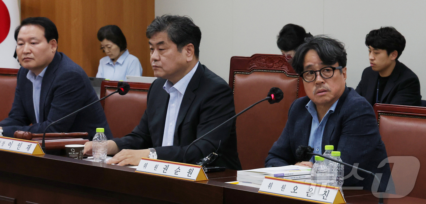 (세종=뉴스1) 김기남 기자 = 10일 저녁 세종시 정부세종청사 고용노동부에서 열린 최저임금위원회 제12차 전원회의에서 민주노총 소속 근로자위원들이 퇴장한 가운데 사용자위원과 한국 …