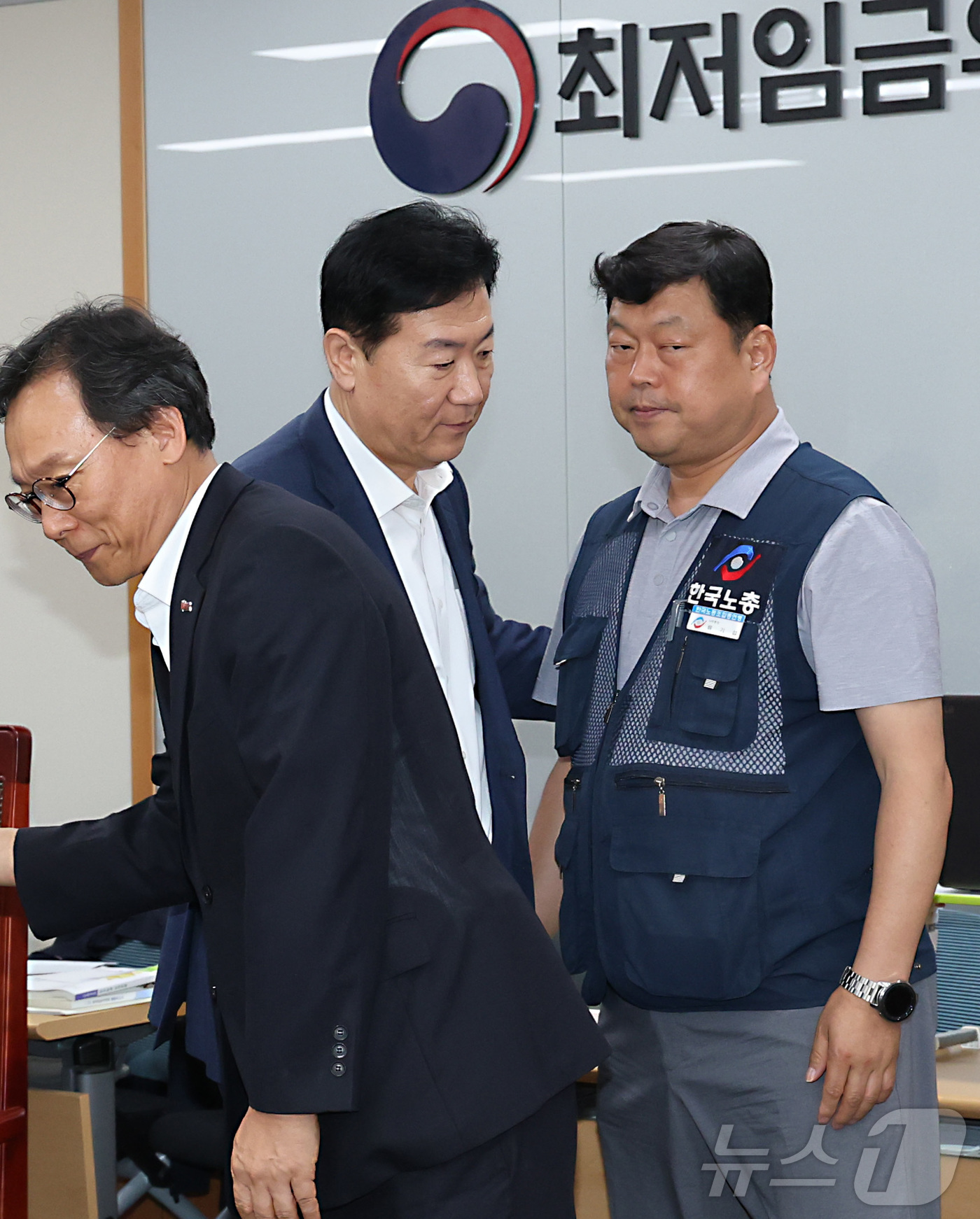 (세종=뉴스1) 김기남 기자 = 지난 10일 밤 세종시 정부세종청사 고용노동부에서 열린 최저임금위원회 제12차 전원회의에서 사용자위원과 한국노총 근로자위원들만이 참여하여 2026년 …