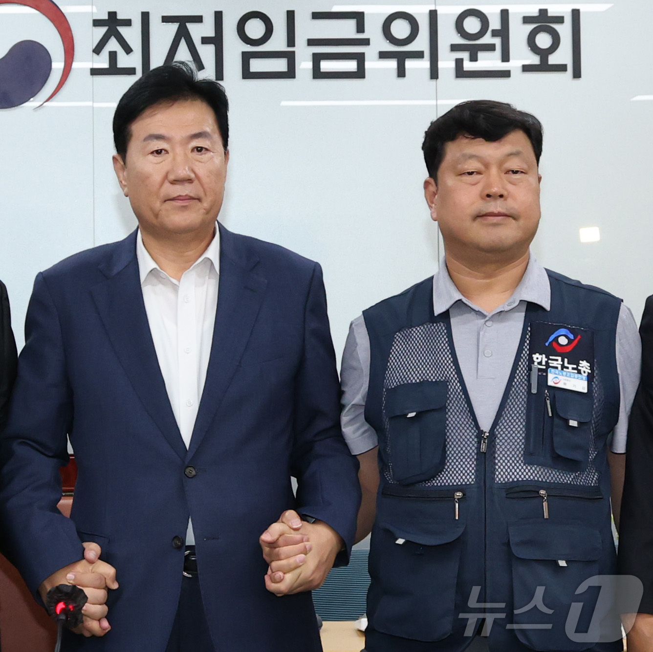 (세종=뉴스1) 김기남 기자 = 지난 10일 저녁 세종시 정부세종청사 고용노동부에서 열린 최저임금위원회 제12차 전원회의에서 사용자위원과 한국노총 근로자위원들만이 참여하여 2026 …