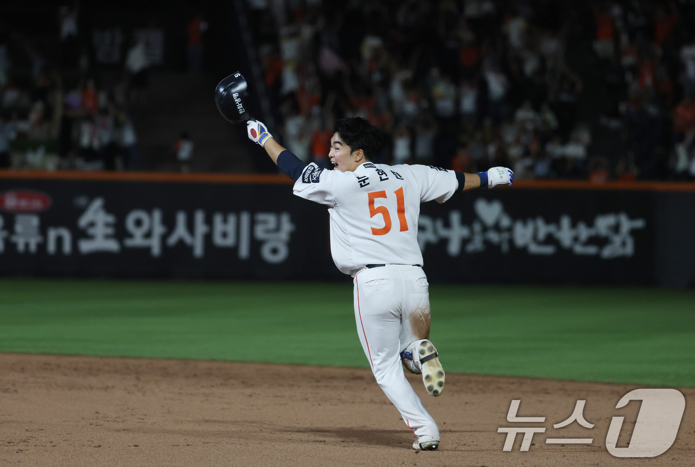 (대전=뉴스1) 김기태 기자 = 10일 오후 대전 한화생명 볼파크에서 열린 프로야구 '2025 신한 SOL뱅크 KBO 리그' 기아 타이거즈와 한화 이글스 경기에서 9회말 2사 만루 …