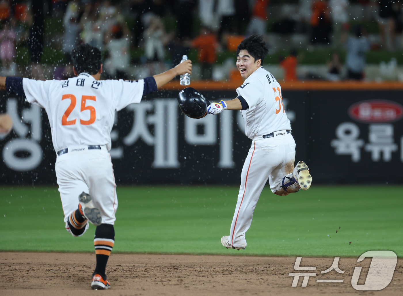 (대전=뉴스1) 김기태 기자 = 10일 오후 대전 한화생명 볼파크에서 열린 프로야구 '2025 신한 SOL뱅크 KBO 리그' 기아 타이거즈와 한화 이글스 경기에서 9회말 2사 만루 …