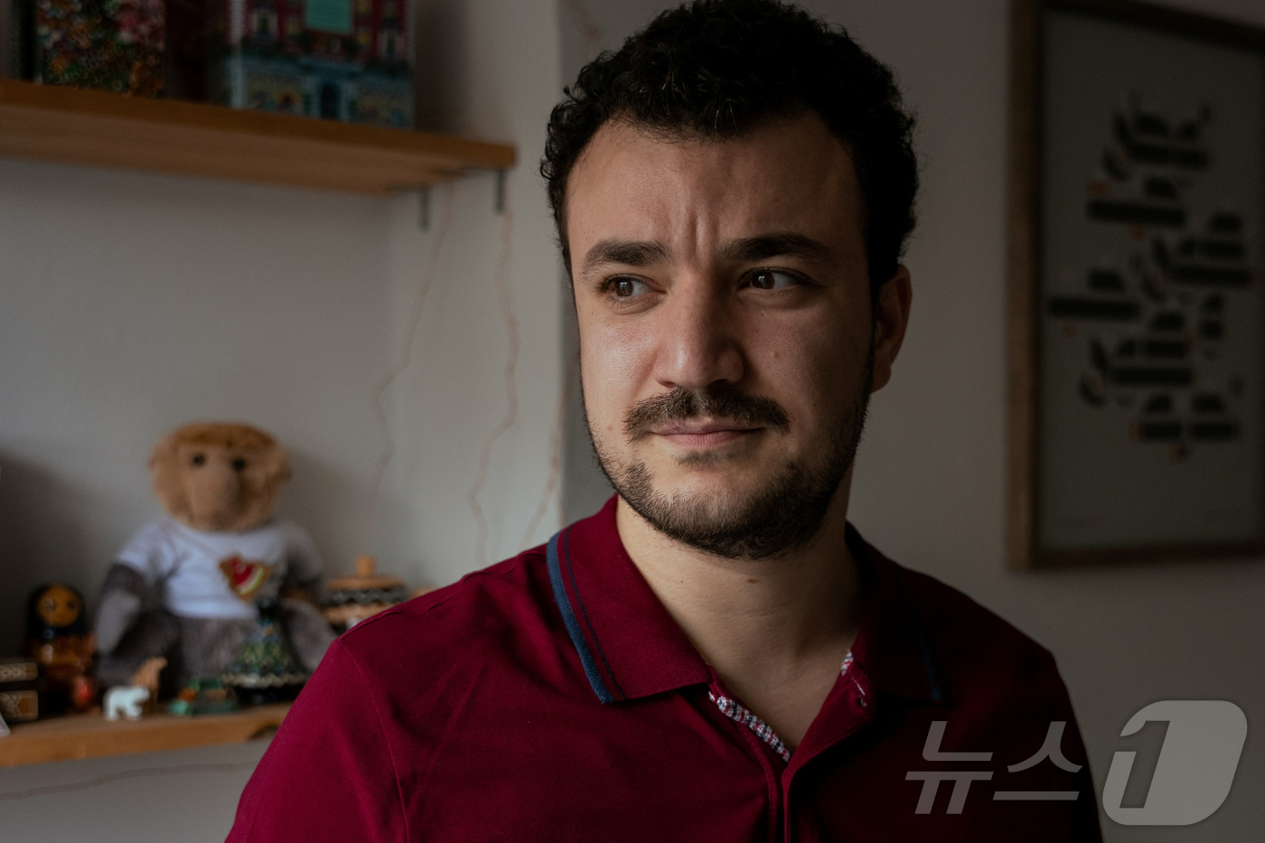 (뉴욕 로이터=뉴스1) 김경민 기자 = 마흐무드 칼릴이 2일(현지시간) 미국 뉴욕에 있는 자신의 아파트에서 창밖을 내다보고 있다. 2025.7.2ⓒ 로이터=뉴스1