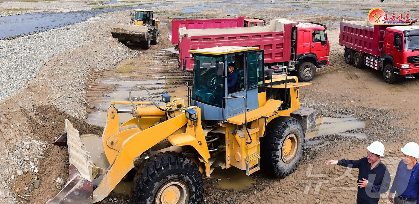 (평양 노동신문=뉴스1) = 북한 노동당 기관지 노동신문은 11일 "재해성 이상기후에 주동적으로 대처해나가자"라면서 회령시에서 재해방지사업을 실시하고 있는 모습을 보도했다. [국내 …