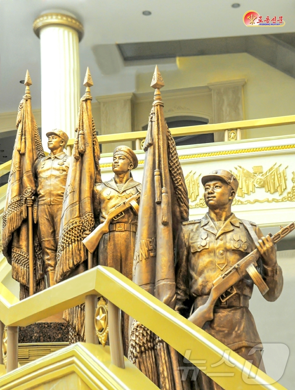 (평양 노동신문=뉴스1) = 북한 노동당 기관지 노동신문은 11일 조국해방전쟁(6·25전쟁)을 언급하며 "전승광장에서 백전백승의 강철의 영장을 우러러 숭고한 경의를 드리던 인민군 …