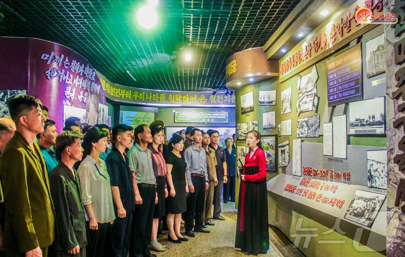 (평양 노동신문=뉴스1) = 북한 노동당 기관지 노동신문이 11일 "세대가 바뀌고 혁명이 전진할수록 더욱 투철한 반제계급의식을 지니자"며 중앙계급교양관을 찾은 주민들의 모습을 전했 …