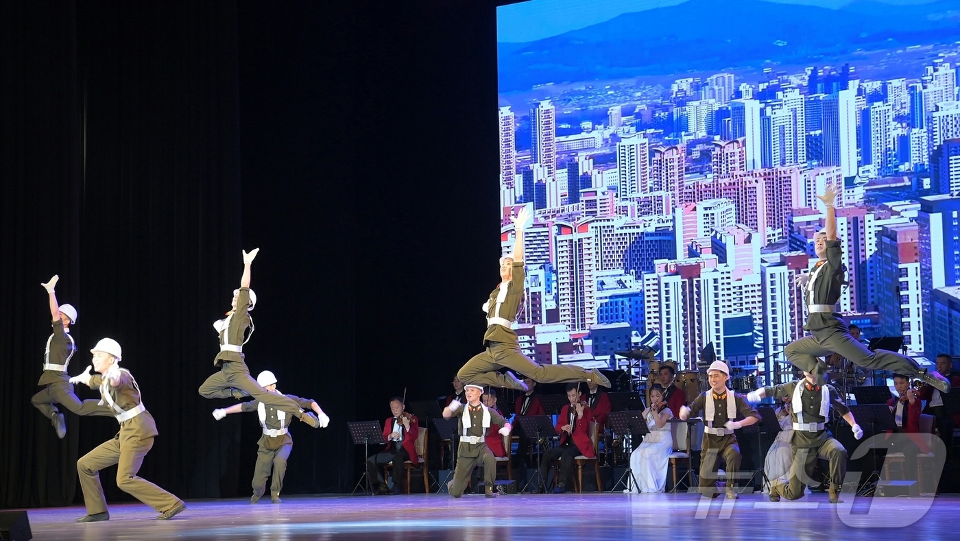 (평양 노동신문=뉴스1) = 북한 노동당 기관지 노동신문은 11일 왕재산예술단이 '조국해방 80주년'과 '당 창건 80주년'을 기념하기 위한 음악무용종합공연을 전날인 10일 동평양 …