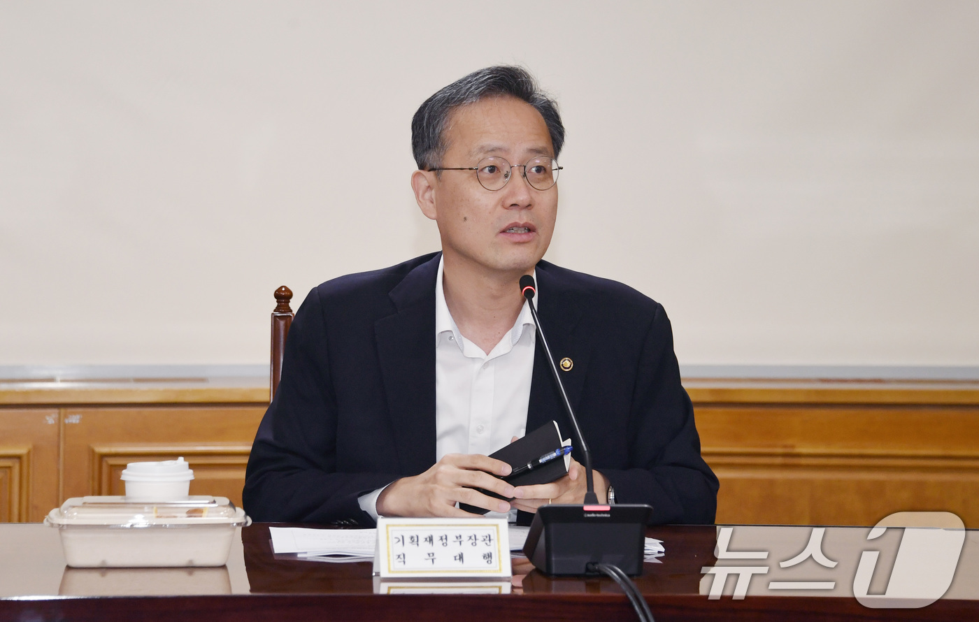 (서울=뉴스1) = 이형일 기획재정부 장관 직무대행 1차관이 11일 서울 중구 은행회관에서 열린 '시장상황점검회의'를 주재하고 있다. (기획재정부 제공. 재판매 및 DB 금지) 2 …