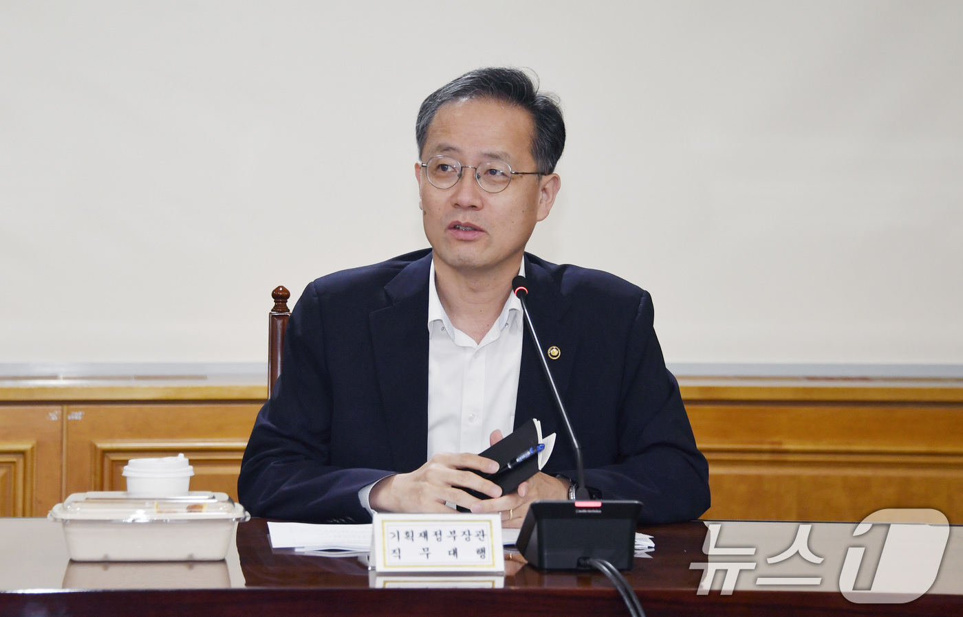 (서울=뉴스1) = 이형일 기획재정부 장관 직무대행 1차관이 11일 서울 중구 은행회관에서 열린 '시장상황점검회의'를 주재하고 있다. (기획재정부 제공. 재판매 및 DB 금지) 2 …