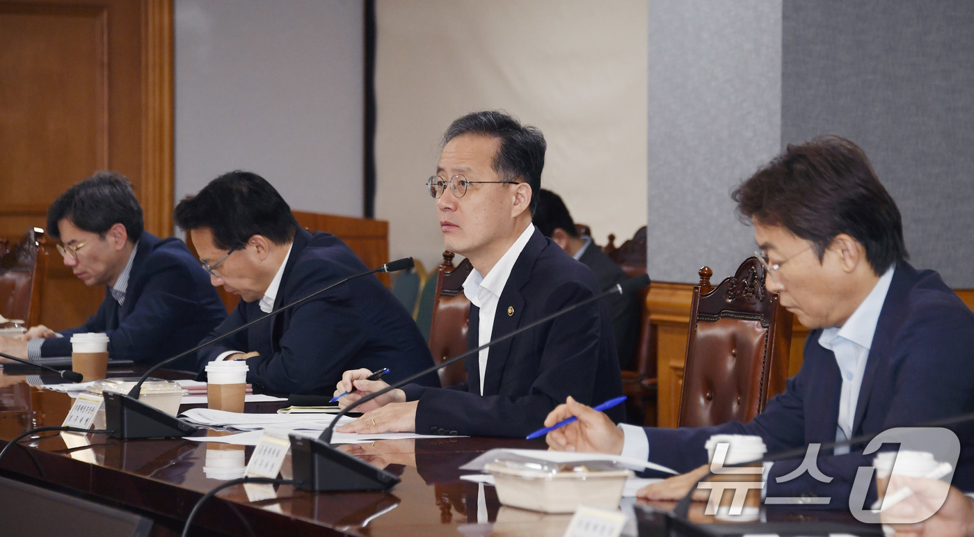 (서울=뉴스1) = 이형일 기획재정부 장관 직무대행 1차관이 11일 서울 중구 은행회관에서 열린 '시장상황점검회의'를 주재하고 있다. (기획재정부 제공. 재판매 및 DB 금지) 2 …