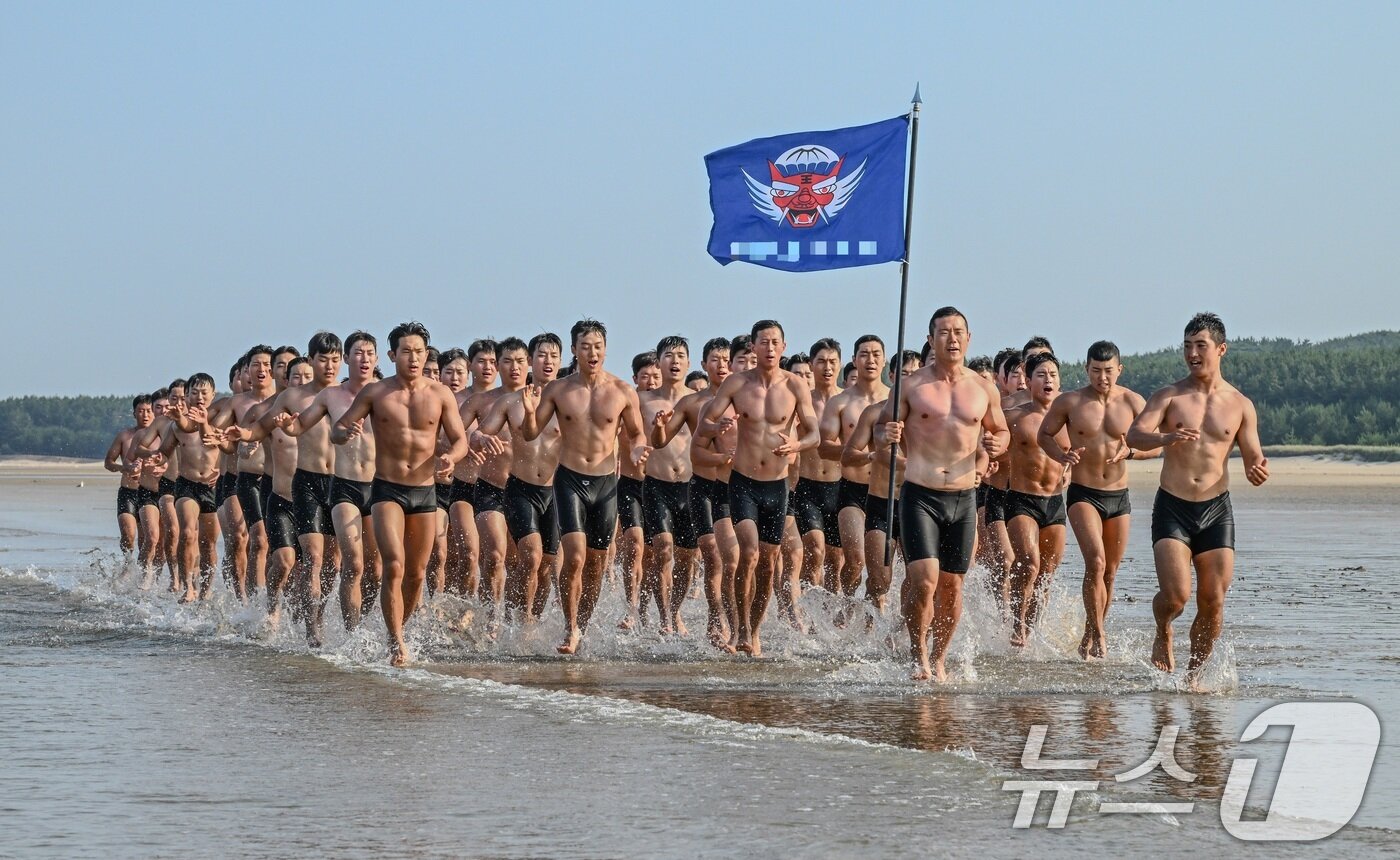 본문 이미지 - 육군 특수전사령부 예하 귀성부대는 지난 7일부터 충남 태안 안면도 일대에서 폭염을 극복하며 해상침투훈련을 실시했다고 11일 밝혔다. 귀성부대 특전대원들이 본격적인 해상침투훈련에 앞서 체력단련을 하고 있다. &#40;육군 제공. 재판매 및 DB 금지&#41; 2025.7.11/뉴스1