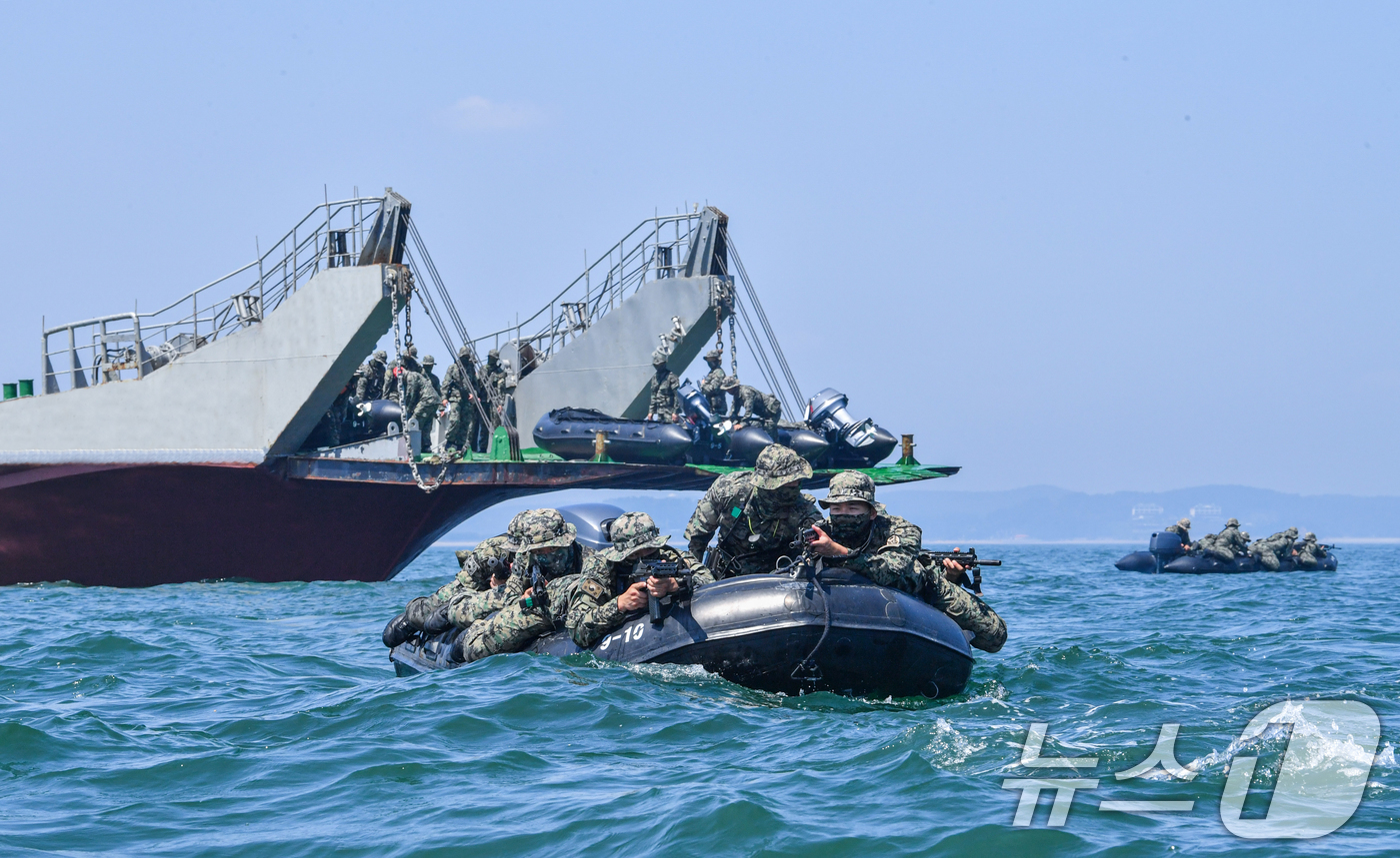 (서울=뉴스1) = 육군 특수전사령부 예하 귀성부대는 지난 7일부터 충남 태안 안면도 일대에서 폭염을 극복하며 해상침투훈련을 실시했다고 11일 밝혔다.귀성부대 특전대원들이 모선에서 …