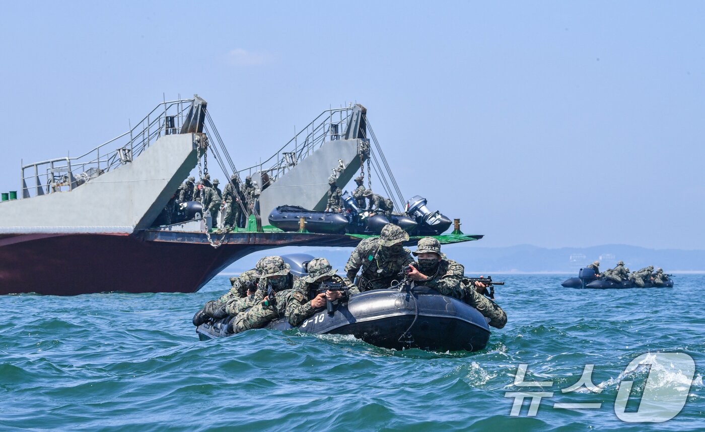 본문 이미지 - 육군 특수전사령부 예하 귀성부대는 지난 7일부터 충남 태안 안면도 일대에서 폭염을 극복하며 해상침투훈련을 실시했다고 11일 밝혔다. 귀성부대 특전대원들이 모선에서 고무보트를 활용해 이탈하는 이함훈련을 실시하고 있다. &#40;육군 제공. 재판매 및 DB 금지&#41; 2025.7.11/뉴스1