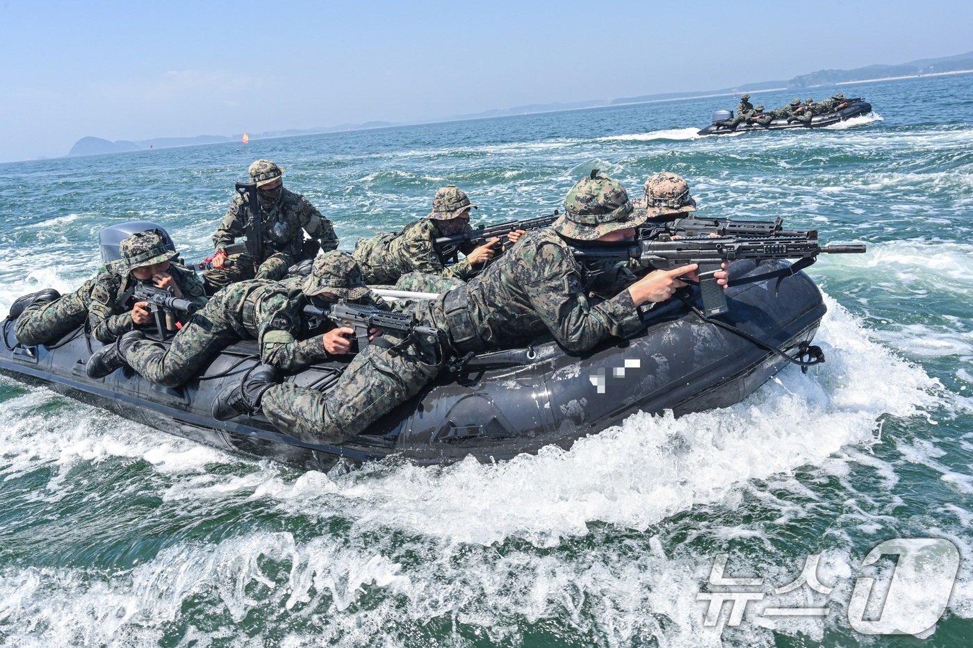 (서울=뉴스1) = 육군 특수전사령부 예하 귀성부대는 지난 7일부터 충남 태안 안면도 일대에서 폭염을 극복하며 해상침투훈련을 실시했다고 11일 밝혔다.귀성부대 특전대원들이 고무보트 …