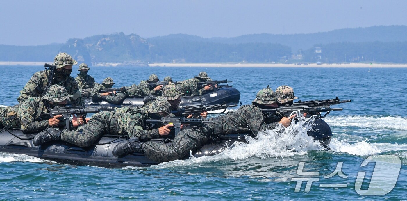 본문 이미지 - 육군 특수전사령부 예하 귀성부대는 지난 7일부터 충남 태안 안면도 일대에서 폭염을 극복하며 해상침투훈련을 실시했다고 11일 밝혔다. 귀성부대 특전대원들이 고무보트를 활용한 해상고속침투 훈련을 실시하고 있다. &#40;육군 제공. 재판매 및 DB 금지&#41; 2025.7.11/뉴스1