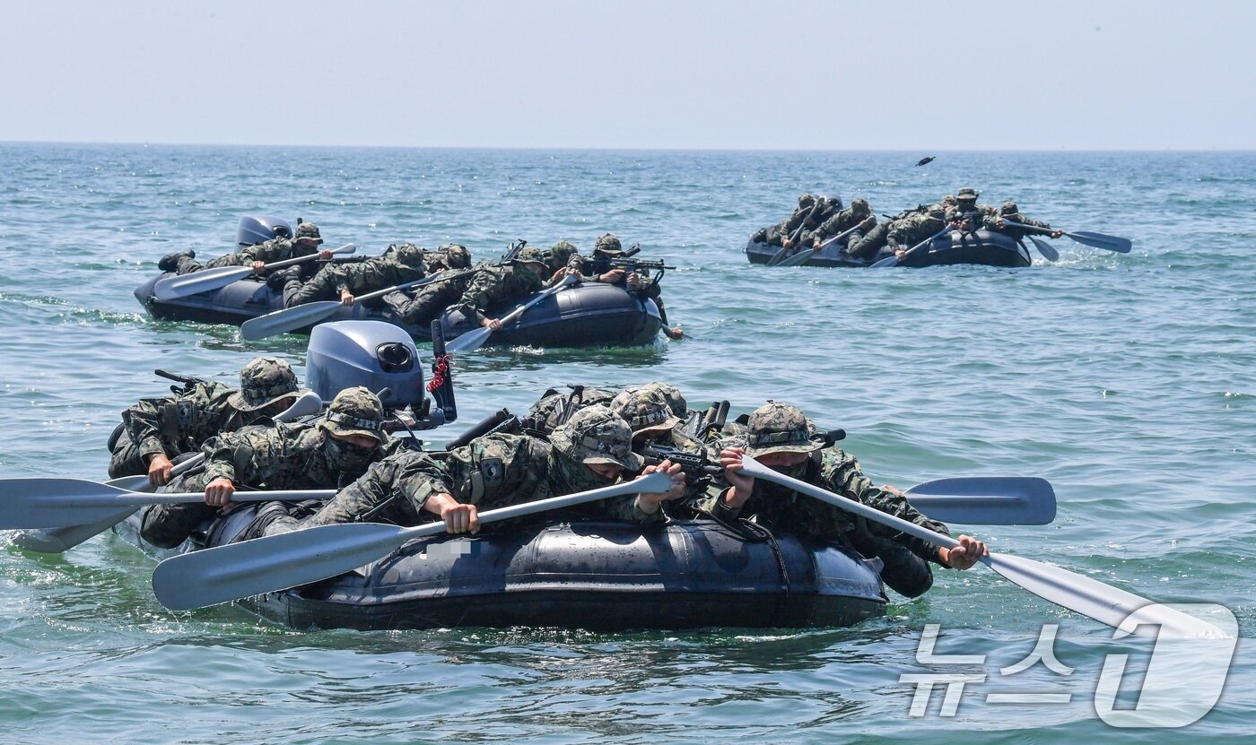 본문 이미지 - 육군 특수전사령부 예하 귀성부대는 지난 7일부터 충남 태안 안면도 일대에서 폭염을 극복하며 해상침투훈련을 실시했다고 11일 밝혔다. 귀성부대 특전대원들이 고무보트를 활용한 해상은밀침투 훈련을 실시하고 있다. &#40;육군 제공. 재판매 및 DB 금지&#41; 2025.7.11/뉴스1