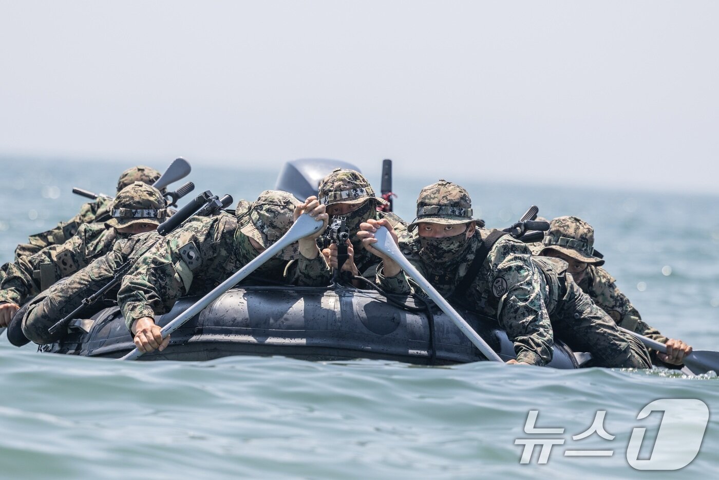 본문 이미지 - 육군 특수전사령부 예하 귀성부대는 지난 7일부터 충남 태안 안면도 일대에서 폭염을 극복하며 해상침투훈련을 실시했다고 11일 밝혔다. 귀성부대 특전대원들이 해상은밀침투 절차를 훈련하고 있다. &#40;육군 제공. 재판매 및 DB 금지&#41; 2025.7.11/뉴스1